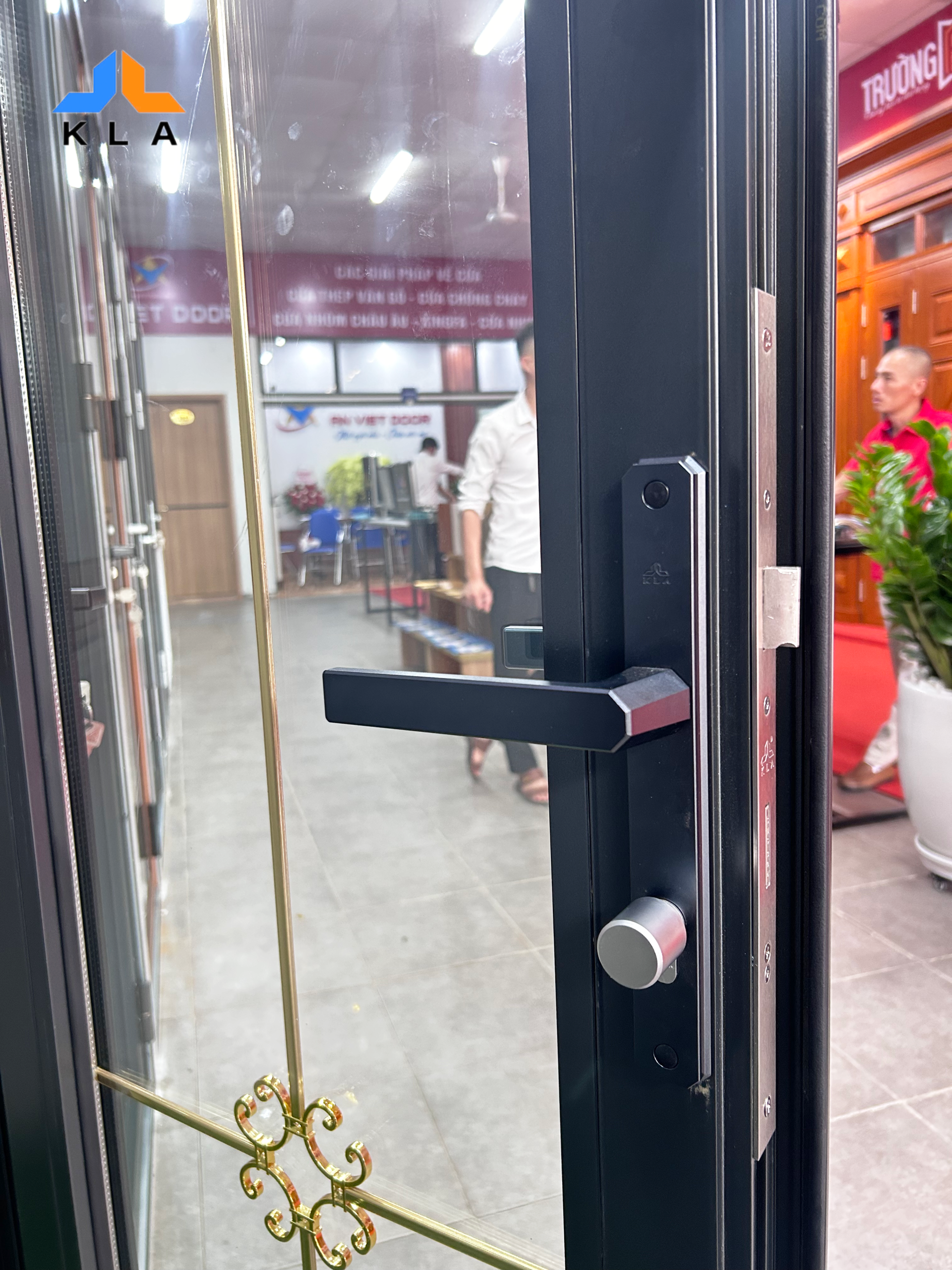 tay nắm cửa đi